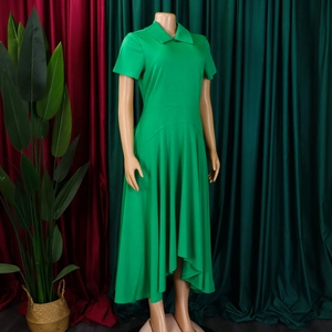 Détail d'une élégante robe ligne A verte avec col à revers et ourlet asymétrique chic