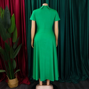 Détail du dos de la robe longue vert émeraude avec fermeture éclair cachée et col chic