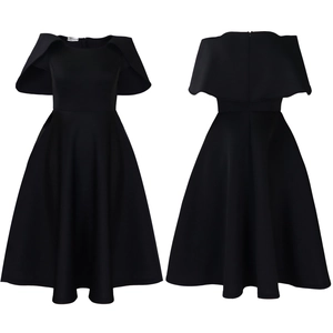 Détails avant et arrière de la robe noire élégante avec manches cape et taille ajustée