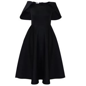 Détail d'une élégante robe noire ligne A avec manches cape et une jupe évasée chic