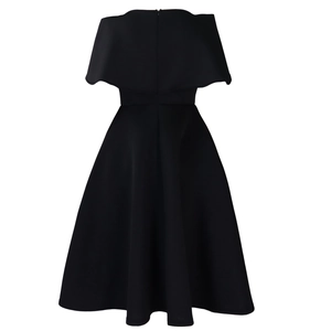Vue arrière d'une robe midi noire à épaules dénudées avec taille ajustée et zip invisible