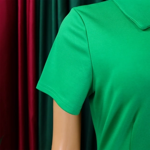 Détail de la robe verte à manches courtes avec col polo classique et texture en maille fine