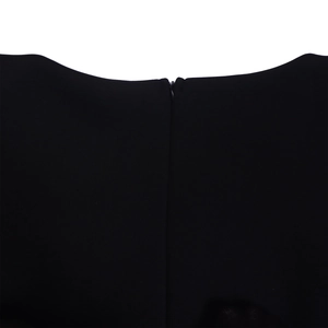 Détail d'une robe de soirée noire montrant la fermeture éclair invisible de haute qualité