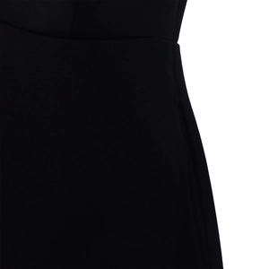 Détail du tissu d'une robe de soirée noire élégante montrant la texture et les coutures