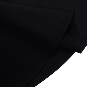 Vue détaillée du tissu noir avec des finitions de couture à double aiguille de qualité