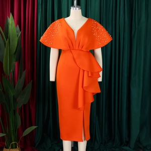 Detail van oranje avondjurk met V-hals, met parels bezette mouwen en gelaagde ruches