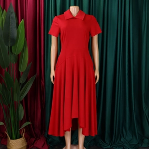 Détail de robe rouge à manches courtes avec col à revers et ourlet asymétrique fendu