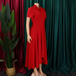 Détail de robe longue rouge à manches courtes avec ourlet asymétrique et col élégant
