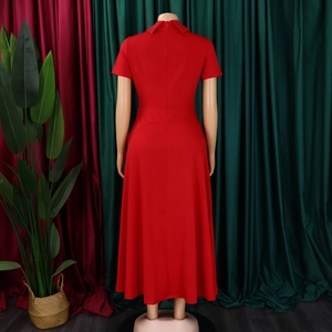 Détail de la fermeture éclair invisible au dos d'une robe de soirée rouge évasée