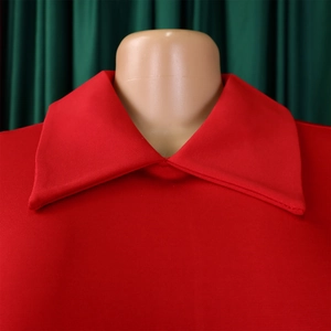 Gros plan détaillé du col large rouge élégant sur une robe en maille chic et moderne