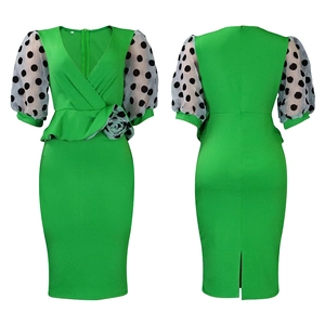 Robe verte col en V avec manches bouffantes en mesh et détail de rose à la taille