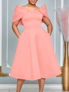 Robe ligne A chic à épaules dénudées pêche avec col plissé et poches latérales