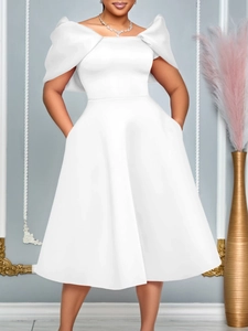 Robe trapèze blanche élégante aux épaules dénudées avec poches et taille cintrée