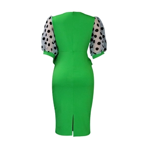 Détail de la robe verte avec manches en tulle à pois et fermeture éclair au dos