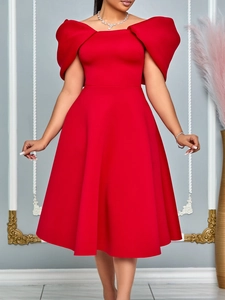 Élégante robe de soirée rouge à épaules dénudées avec coupe trapèze et taille haute