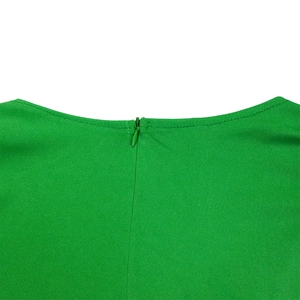 Détail d'une robe crayon vert vif avec fermeture éclair cachée et encolure ronde
