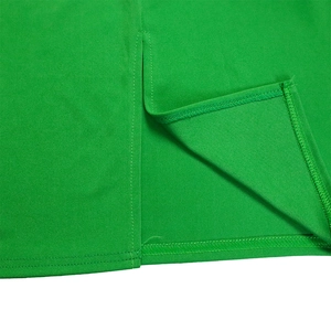 Détail de la robe crayon vert néon montrant les coutures et la fente au niveau de l'ourlet