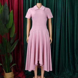 Détail d'une robe rose clair à manches courtes avec col à revers et ourlet asymétrique