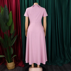 Vue arrière d'une robe midi rose à manches courtes avec col à revers et fermeture éclair