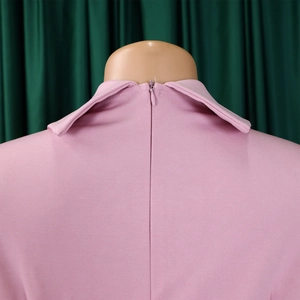 Détail de la robe rose montrant la fermeture éclair invisible et le col raffiné au dos