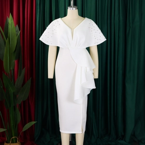 Detail van witte avondjurk met V-hals en met parels versierde cape-mouwen