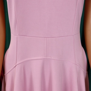 Détail de la taille d'une robe rose avec double couture précise et coupe cintrée