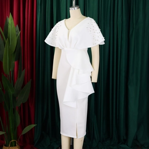 Detail van witte avondjurk met met parels versierde ruchesmouwen en een elegante V-hals