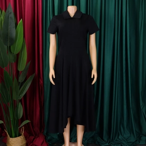 Détail d'une robe à manches courtes à revers avec taille haute et ourlet évasé asymétrique