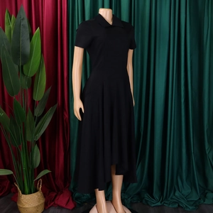 Détail de robe noire élégante à manches courtes avec une coupe d'ourlet asymétrique