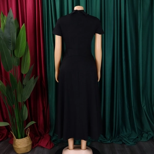 Vue arrière d'une robe de soirée noire à taille haute avec fermeture éclair invisible