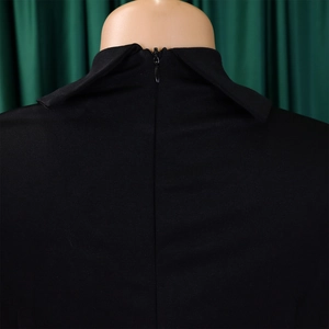 Vue détaillée du dos de la robe noire avec col et fermeture éclair invisible texturée
