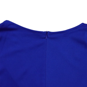 Détail de robe bleu roi en mesh avec coutures de qualité et fermeture éclair invisible