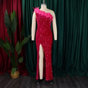 Detail des fuchsiafarbenen Paillettenkleids mit Federschulter und hohem Schlitz