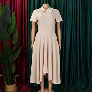 Détail d'une élégante robe mi-longue beige à manches courtes avec taille haute et col à revers