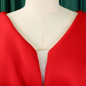 Detail van de elegante V-hals en fijne stoftextuur op de rode avondjurk voor dames