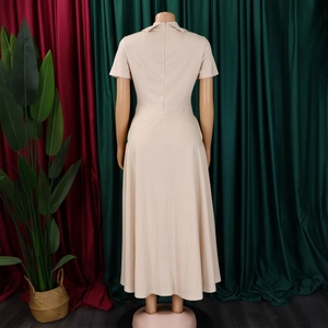 Détail du dos d'une robe trapèze beige à manches courtes avec fermeture éclair invisible