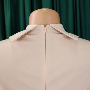 Détail de l'encolure dos avec col montant et fermeture éclair invisible sur robe de soirée