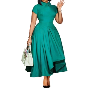 Vue détaillée de la robe vert foncé à taille haute avec ourlet asymétrique et plis à la taille
