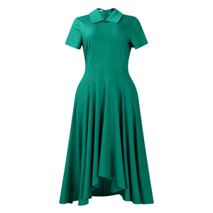 Détail de la robe vert émeraude à manches courtes avec ourlet asymétrique et col