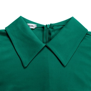 Détail du col pointu vert émeraude avec fermeture éclair invisible et texture de tissu fine
