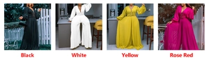 Dettaglio dello scollo a V profondo e della trama a pieghe nei colori nero, bianco e giallo