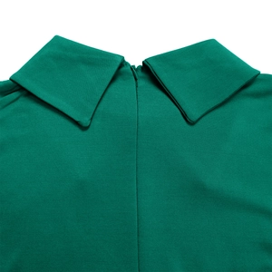 Détail du col pointu et de la fermeture éclair invisible au dos d'une robe vert foncé