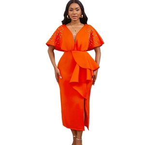 Jurk met V-hals, ruches mouwen, kralenversiering en asymmetrische drapering in de taille
