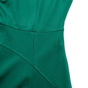 Gros plan des coutures fines et de la texture du tissu vert foncé d'une robe élégante