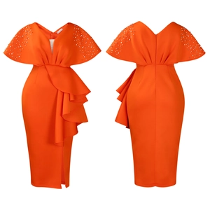 Detail van oranje jurk met V-hals voorzien van parelversiering en gedrapeerde zijruches