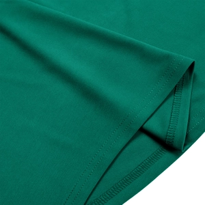 Gros plan détaillé montrant les coutures de précision sur un tissu vert foncé
