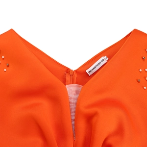 Detail van V-hals met witte parels en rits op een oranje elegante avondjurk voor dames