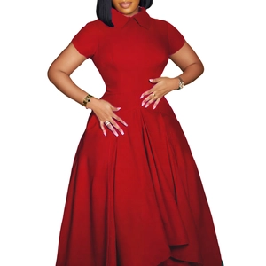 Détail d'une robe rouge à manches courtes avec col chemise et taille plissée élégante