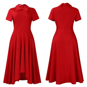 Vue avant et arrière d'une élégante robe rouge asymétrique avec manches courtes et taille ajustée