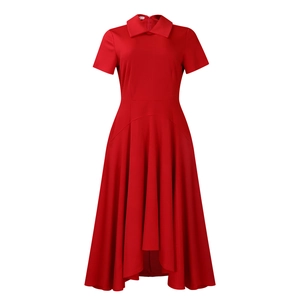 Vue détaillée de la robe rouge à taille haute montrant le col à revers et le tissu tissé